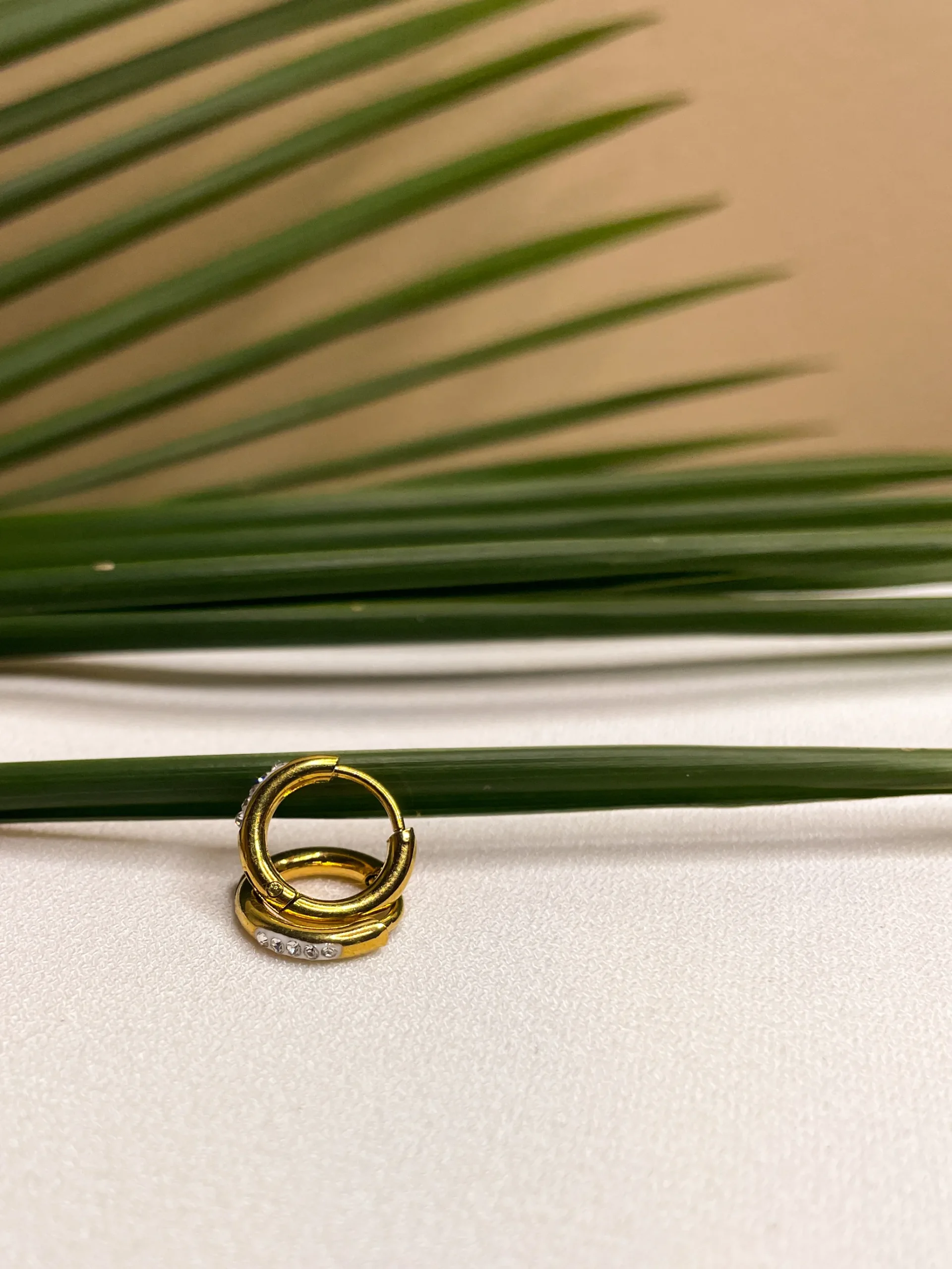Brincos Argola com Strass de Aço Dourado - Imagem 6