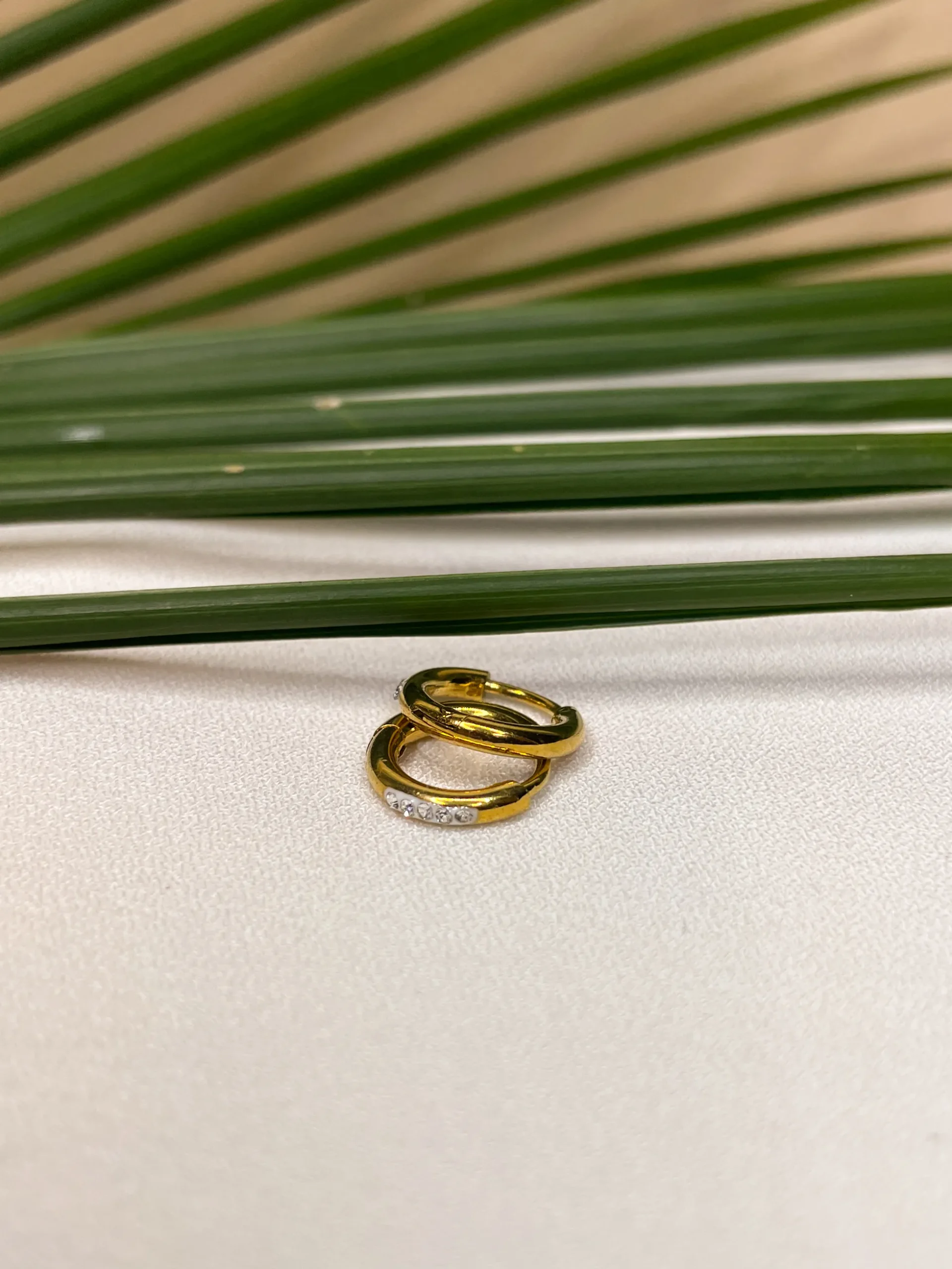 Brincos Argola com Strass de Aço Dourado - Imagem 3